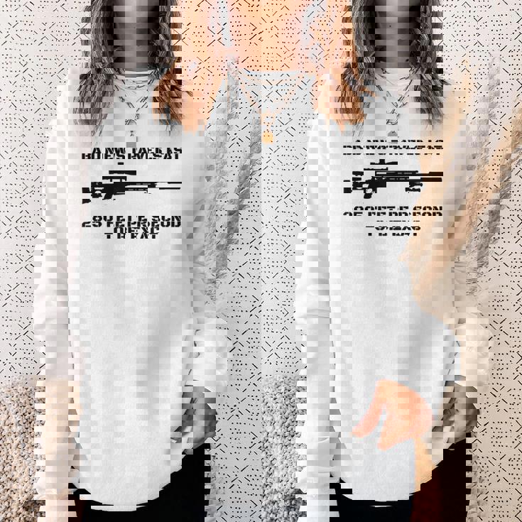 Bad News スナイパーライフル アーミー ジョーク ミリタリー ユーモア スウェットシャツ 彼女への贈り物