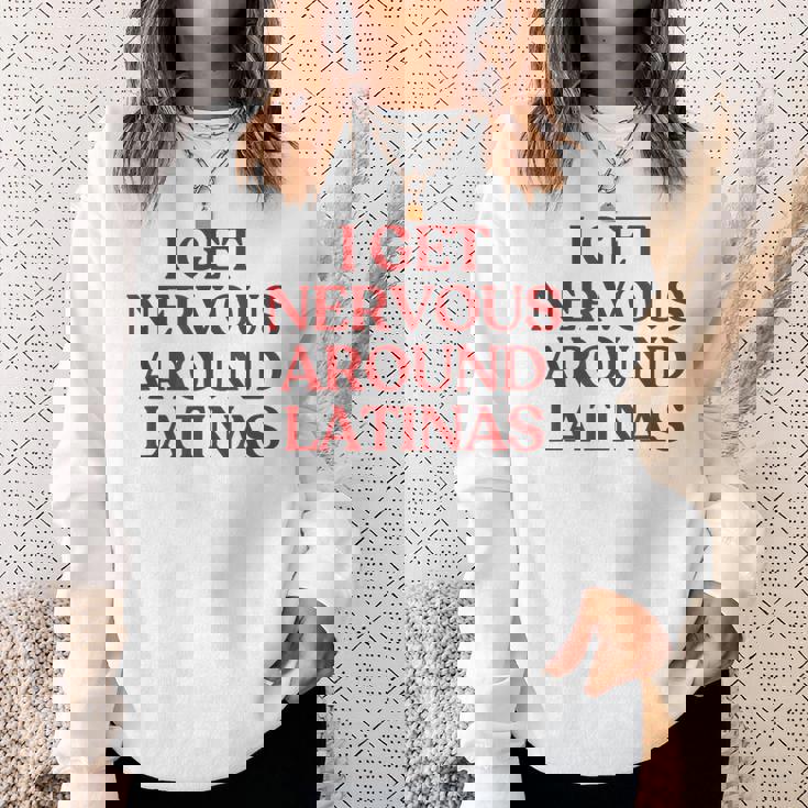 I Get Nervous Around Latinas Y2k Aesthetic Trendy スウェットシャツ 彼女への贈り物