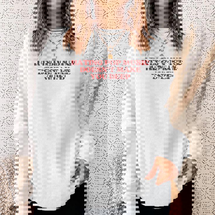 Hating Pop Music Doesn't Make You Deep Y2k Aesthetic スウェットシャツ 彼女への贈り物
