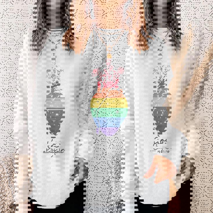 Love Wins Always Lgbt Lgbtq レインボープライド月間サポート スウェットシャツ 彼女への贈り物