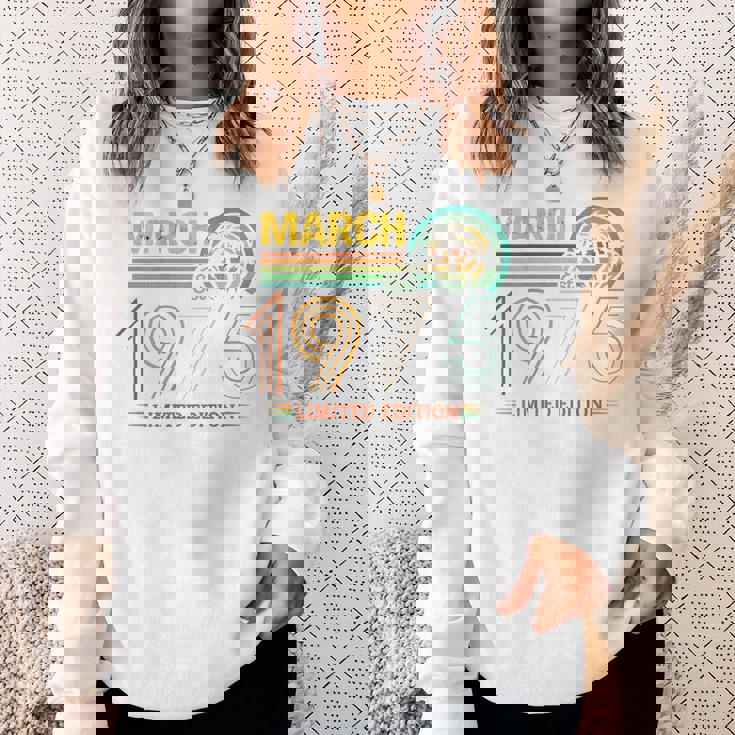 On Back- 1975年3月の誕生日 限定版 ヴィンテージ 51歳 スウェットシャツ 彼女への贈り物