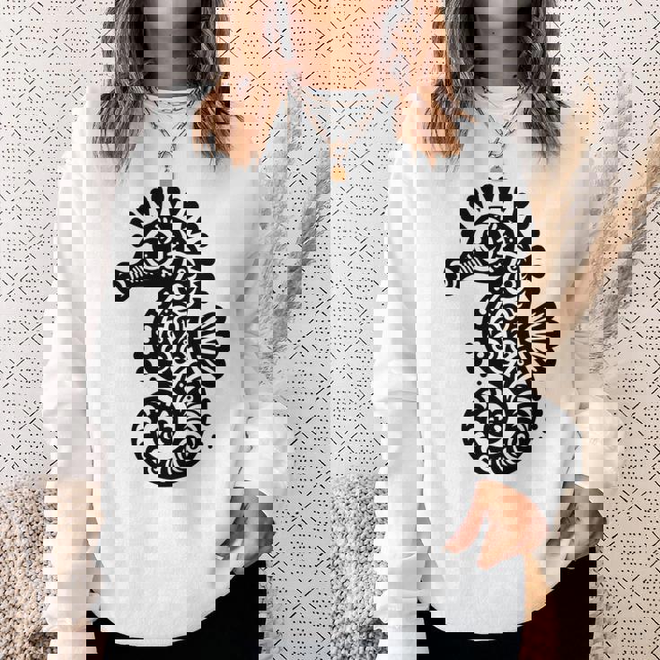 かわいいタツノオトシゴ ポリネシア トライバル マオリ柄 タツノオトシゴ 長袖tシャツ スウェットシャツ 彼女への贈り物