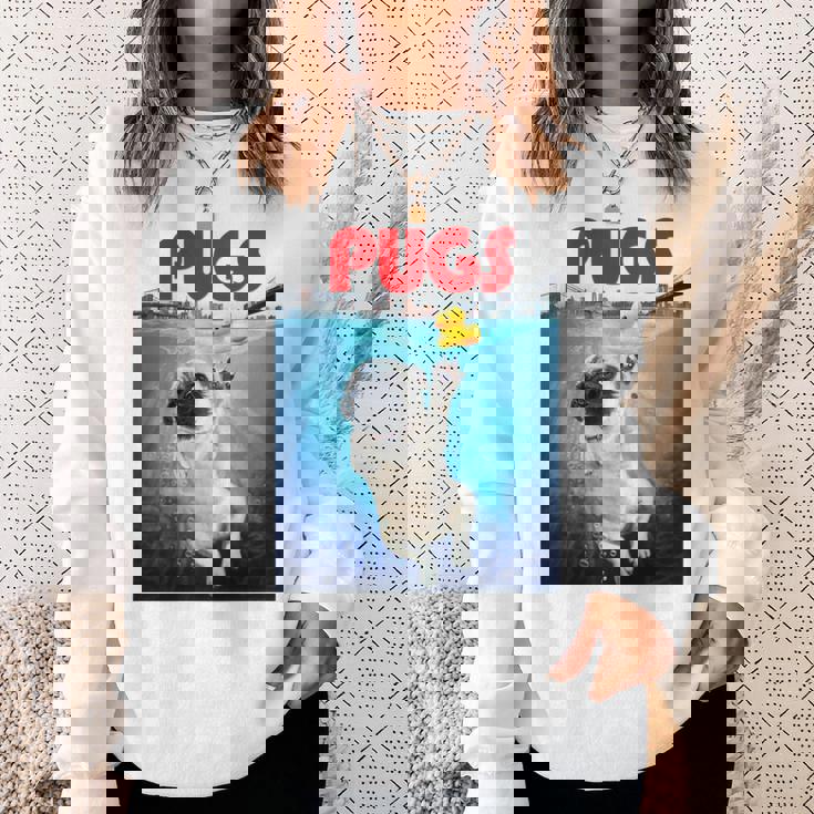 ニューヨーク港でゴム製のアヒルのおもちゃで遊ぶかわいいパグ犬 長袖tシャツ スウェットシャツ 彼女への贈り物