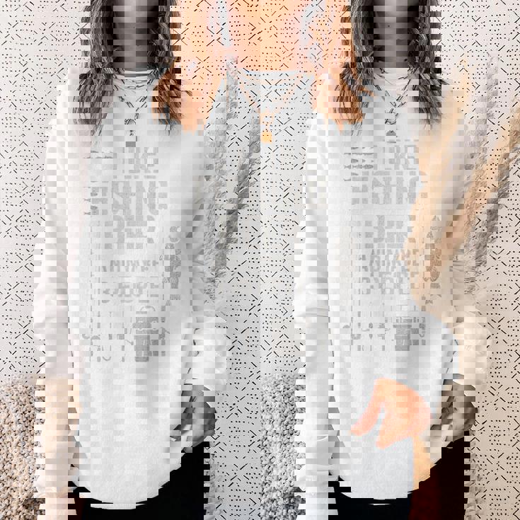 私はビール釣りが好きで、背中には3人で面白い釣りが好きです。 スウェットシャツ 彼女への贈り物