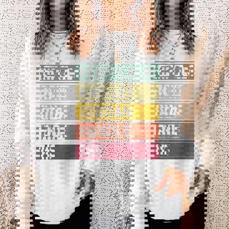 落ち着いて、ジョーダンにこの面白いレトロな引用を任せてください スウェットシャツ 彼女への贈り物