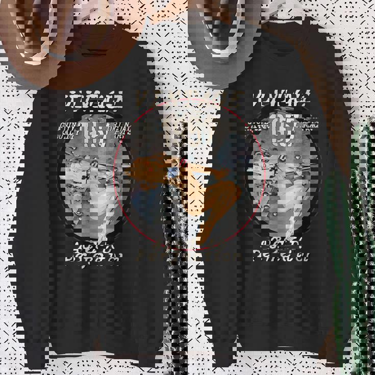 1957 ボンバーノーズアート ホットピンナップ 64歳の誕生日ギフト アンティーク調 スウェットシャツ 年配の女性への贈り物