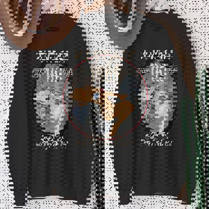 1969 ボンバーノーズアート ホットピンナップ 52歳の誕生日ギフト アンティーク調 スウェットシャツ 年配の女性への贈り物