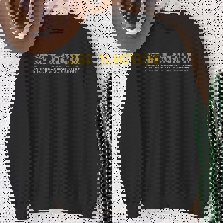 357マグナム弾薬レンジリボルバーtシャツ スウェットシャツ 年配の女性への贈り物