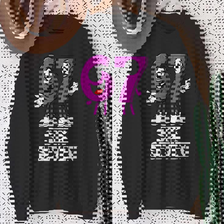 67 シックスセブン 6-7 面白いイタリアンブレインロットゲームスラングミーム スウェットシャツ 年配の女性への贈り物