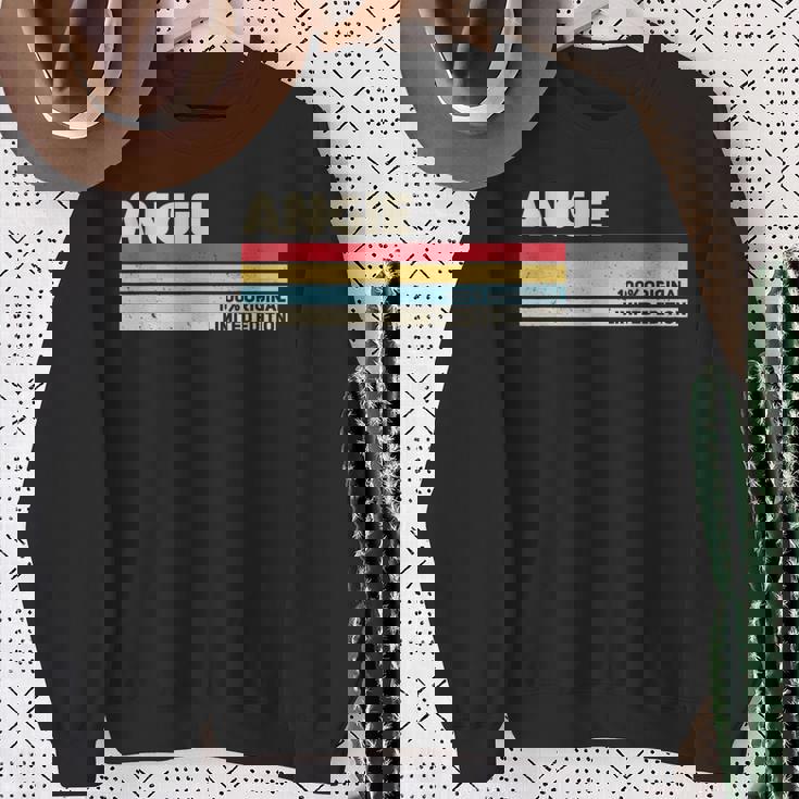 Angie パーソナライズ 名前 レトロ ヴィンテージ 70年代 80年代 90年代 誕生日 スウェットシャツ 年配の女性への贈り物