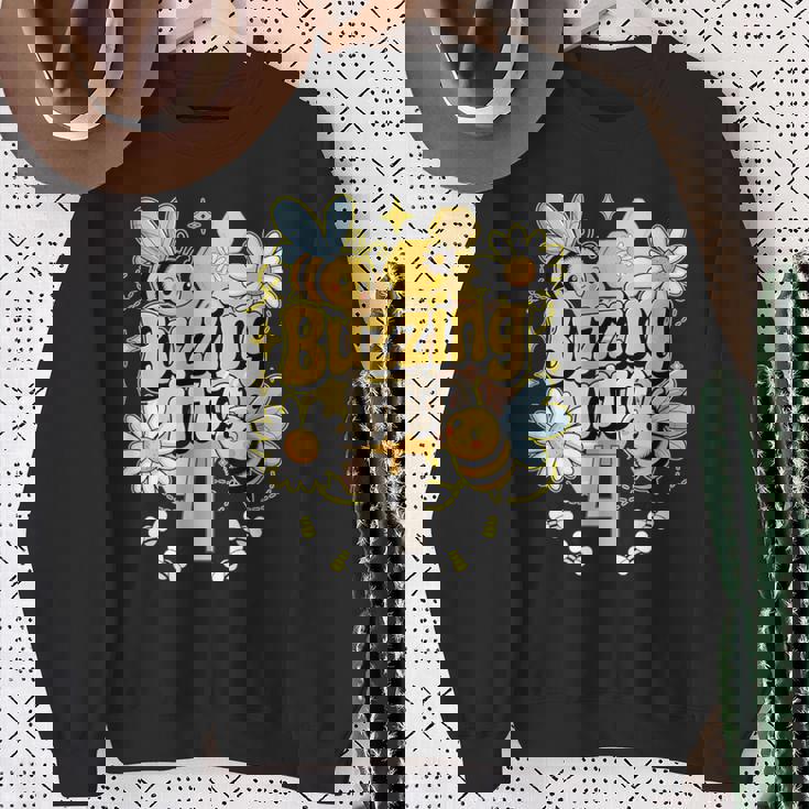 Buzzing Into 4 かわいい蜂 4歳の誕生日パーティーデザイン スウェットシャツ 年配の女性への贈り物