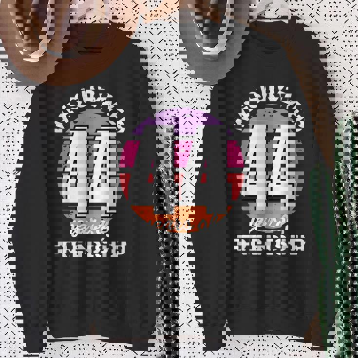 Celebrating 44 Years Of Friendship 面白いグループマッチング スウェットシャツ 年配の女性への贈り物