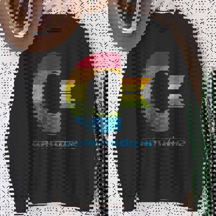 Commodore C64 大文字レインボーカラーストライプ効果 スウェットシャツ 年配の女性への贈り物