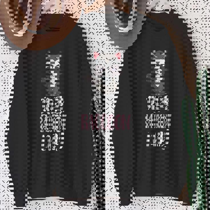 Crazy Raccoon Lady Raccoon Lovers スウェットシャツ 年配の女性への贈り物