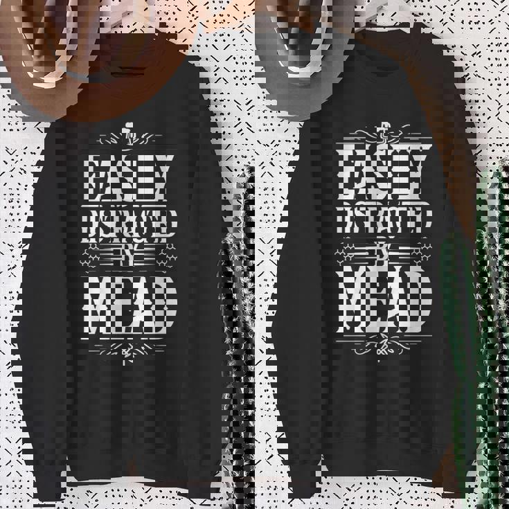 Easy Distracted By Mead 長袖tシャツ スウェットシャツ 年配の女性への贈り物