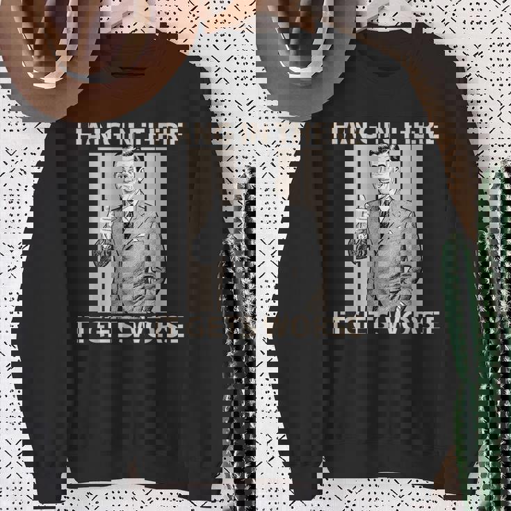 Hang In There It Gets Worse 皮肉なユーモア スウェットシャツ 年配の女性への贈り物