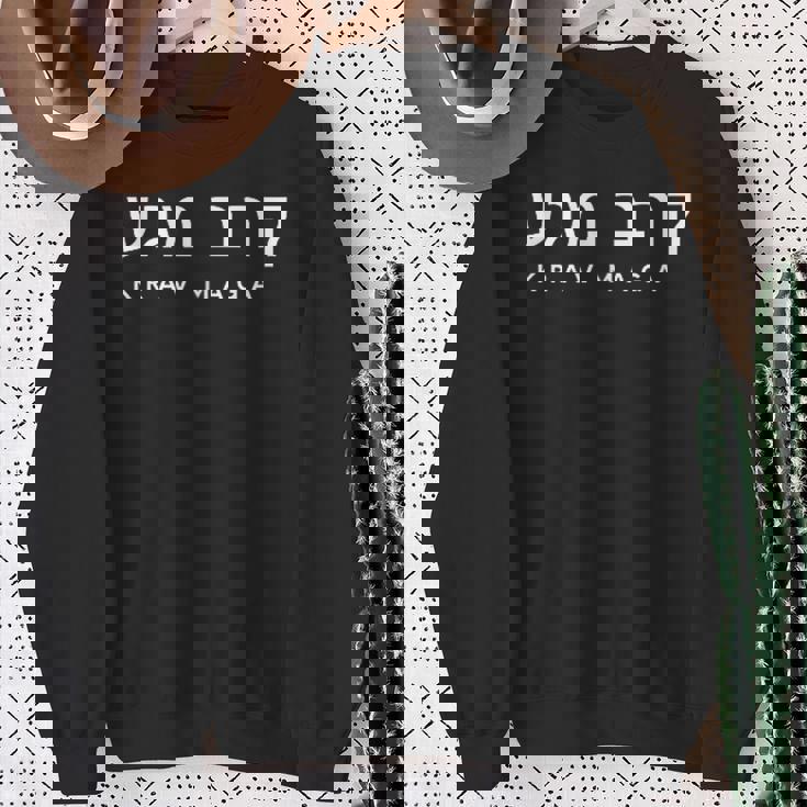 Krav Maga 自衛隊 ヘブライ語タイポグラフィ 左胸プリント スウェットシャツ 年配の女性への贈り物