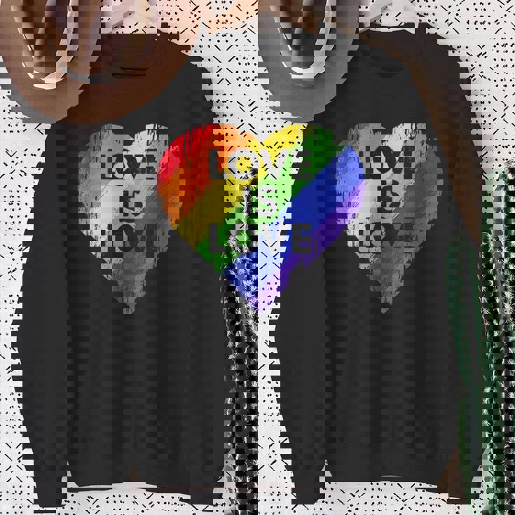 Lgbt Love Is Lovetシャツレトロハートゲイレズビアンプライド月間 スウェットシャツ 年配の女性への贈り物