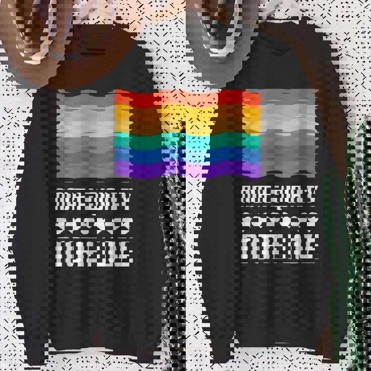 Lgbt More Equality More Lovetシャツ Lgbtq ゲイ レズビアン Lgbt スウェットシャツ 年配の女性への贈り物