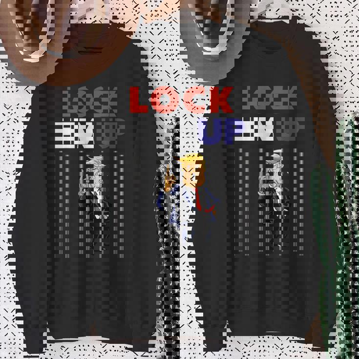 Lock Him Up Anti Trump Political スウェットシャツ 年配の女性への贈り物