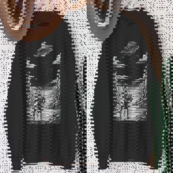 Lone Cowboy Watching Ufo 空飛ぶ円盤 キャニオン スウェットシャツ 年配の女性への贈り物