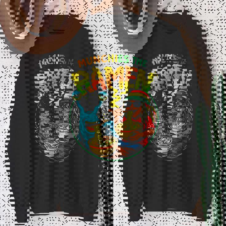 Munchies ラーメンを食べるエイリアン ドレッドヘアアート スウェットシャツ 年配の女性への贈り物