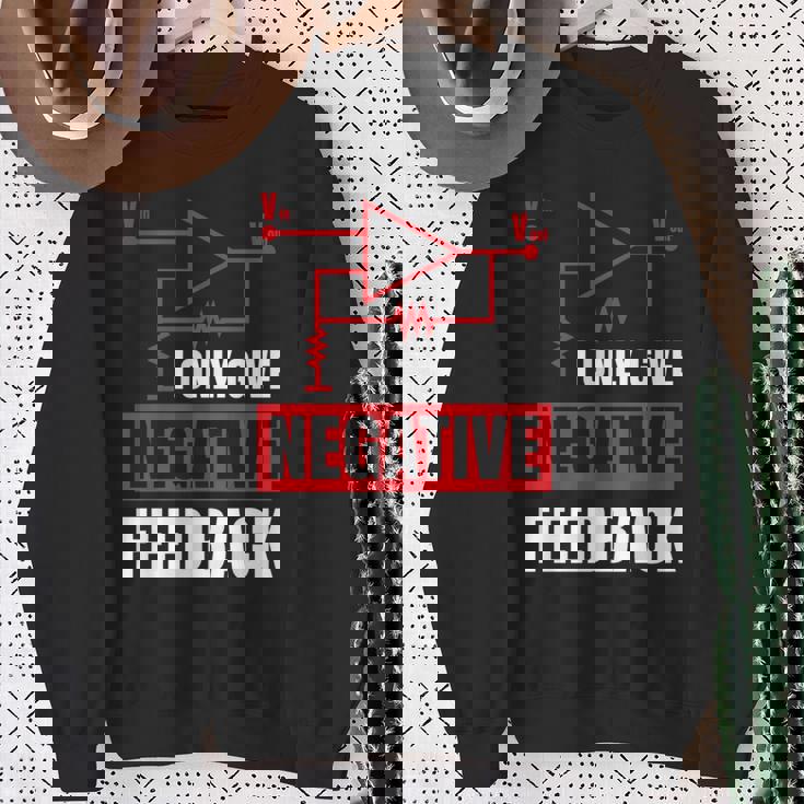 I Only Give Negative Feedback 電気ファニーエンジニア 長袖tシャツ スウェットシャツ 年配の女性への贈り物