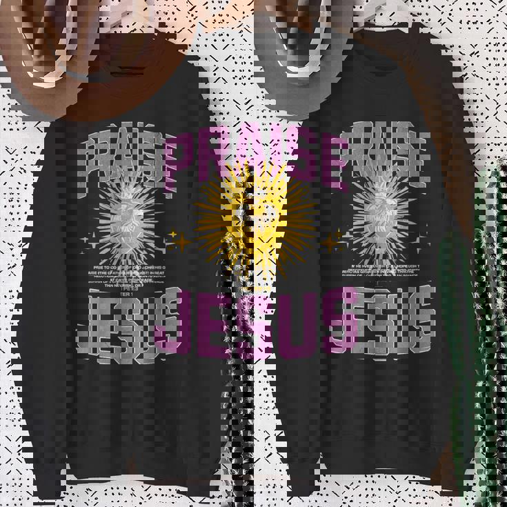 Praise Jesus Our Lord &Aviour For An Abundant New Life スウェットシャツ 年配の女性への贈り物