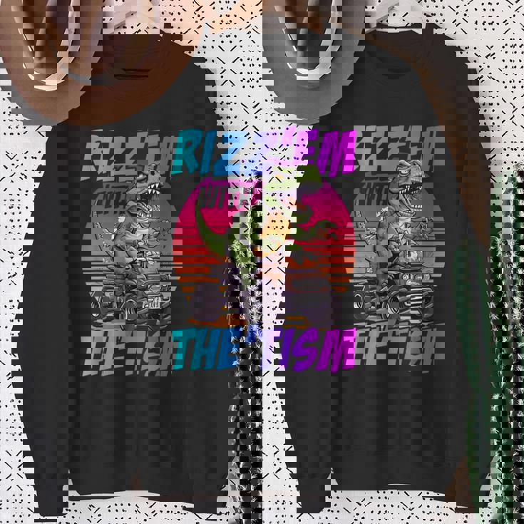 Rizz 'Em With The Tism 恐竜 T-Rex Meme Autism スウェットシャツ 年配の女性への贈り物