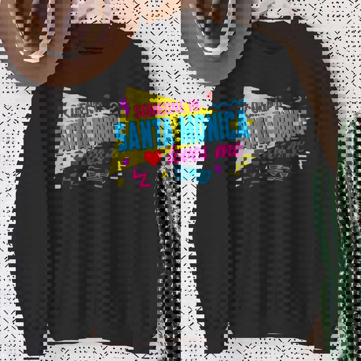Someone Inanta Monica Loves Me 80S サンタモニカの誰かが私に80年代を愛しています 長袖tシャツ スウェットシャツ 年配の女性への贈り物