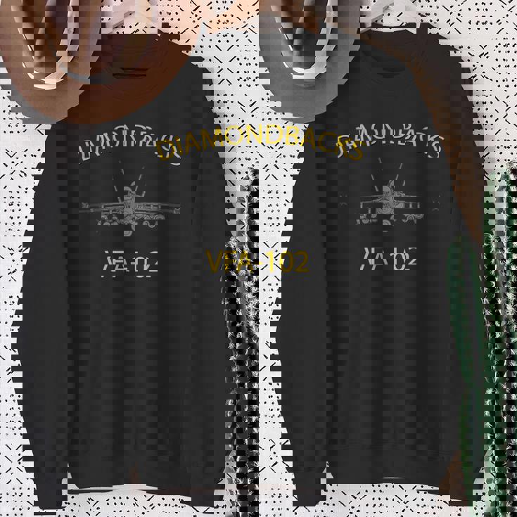 Vfa-102 「ダイヤモンドバックス」飛行隊 F-18 スーパーホーネットtシャツ スウェットシャツ 年配の女性への贈り物