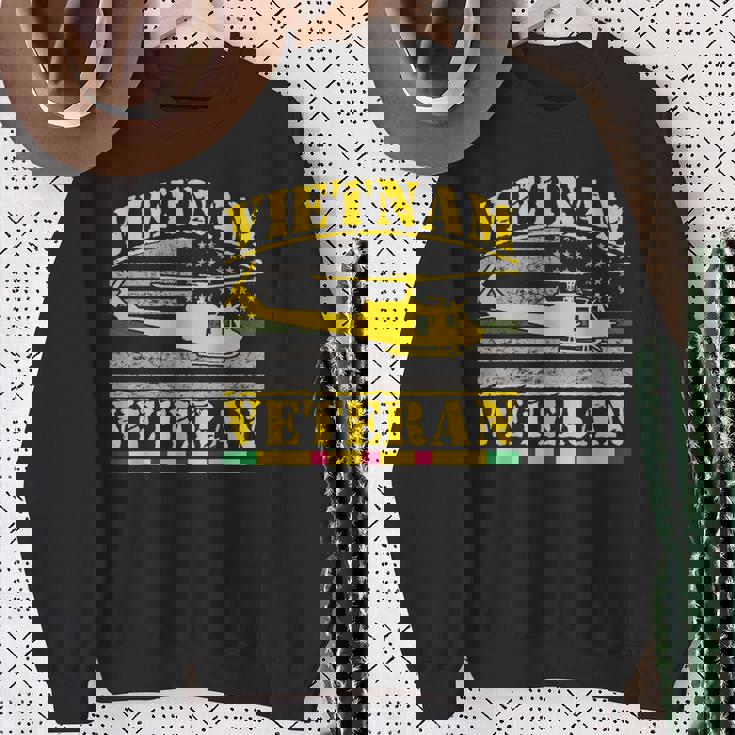 Vietnameteran Uh -1 Huey Helicopter Crew スウェットシャツ 年配の女性への贈り物