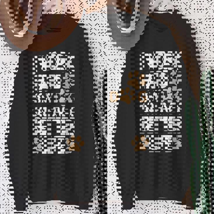 I Work Hardo My Dog Can Have A Better Life おかしな犬の飼い主 スウェットシャツ 年配の女性への贈り物