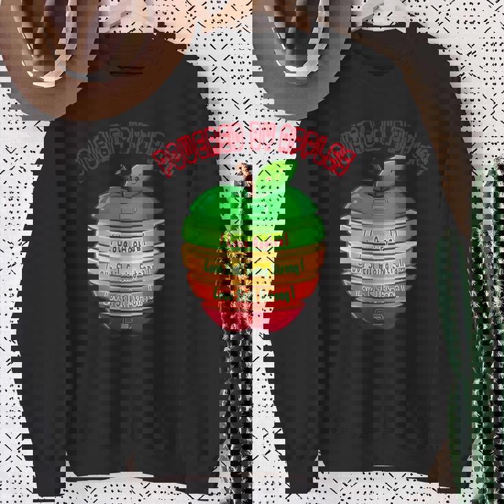 「Powered By Apples（リンゴの力）」リンゴ スライス 充電 バッテリー 残量 おもしろみ 可愛い スウェットシャツ 年配の女性への贈り物