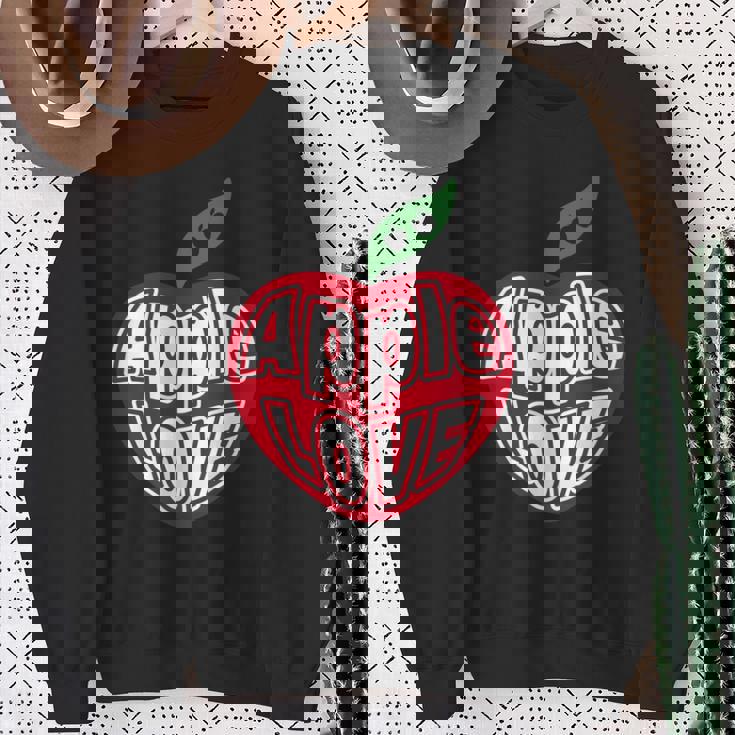 「Red Apple Fresh Fruit 」 ハート型 Love りんご フルーツ ユニークデザイン 長袖tシャツ スウェットシャツ 年配の女性への贈り物