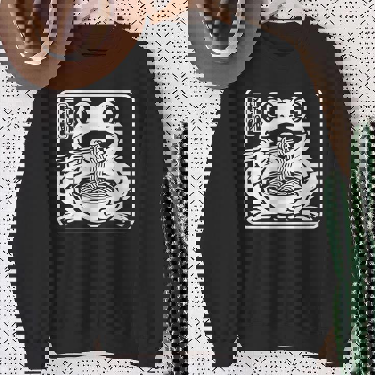 おもしろい 不機嫌そうなカエル ラーメン かわいい 水墨画 日本語 長袖tシャツ スウェットシャツ 年配の女性への贈り物