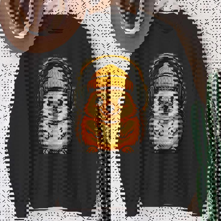 かわいいハリネズミ、ビーニーとヘッドフォン、居心地の良い音楽愛好家。 長袖tシャツ スウェットシャツ 年配の女性への贈り物