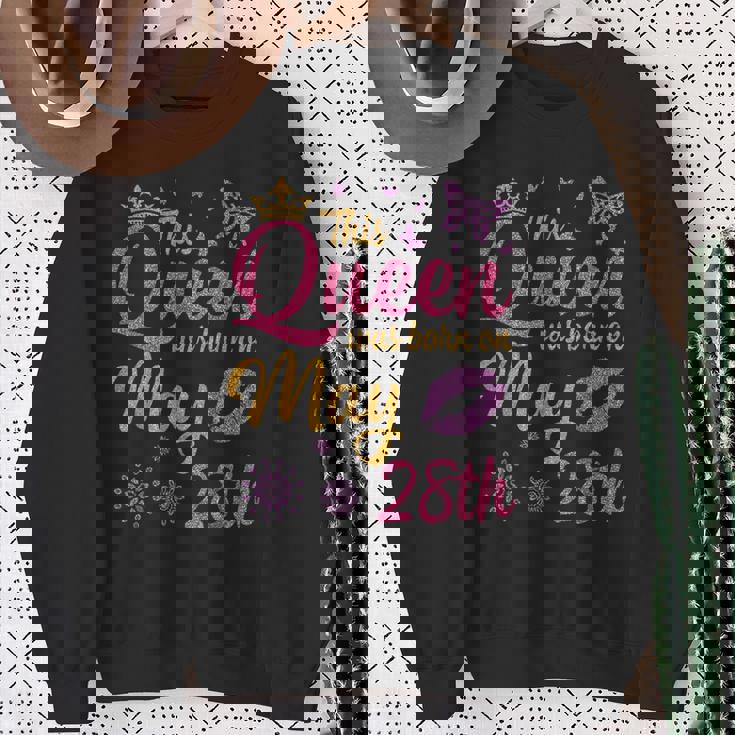 この女王は5月28日に生まれました。お誕生日おめでとうママ、叔母 スウェットシャツ 年配の女性への贈り物