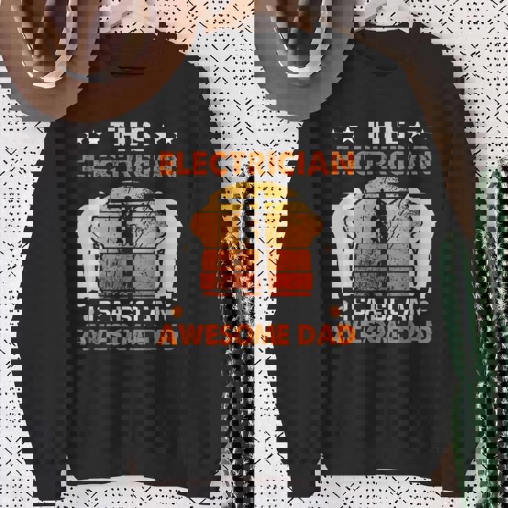 メンズ この電気屋さんは、すごいお父さん電気屋さんでもあります スウェットシャツ 年配の女性への贈り物