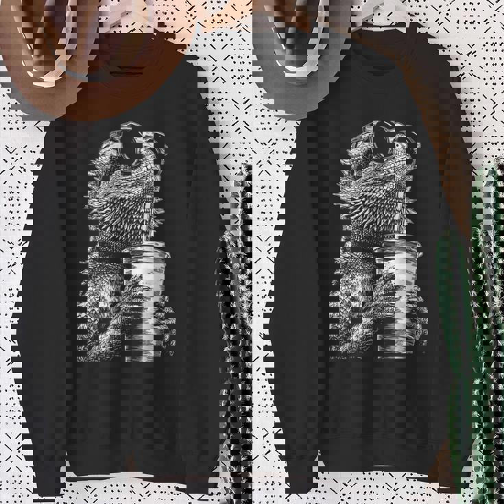 ひげを生やしたドラゴン 飲むアイスコーヒー 面白い動物 ミーム グランジ スウェットシャツ 年配の女性への贈り物