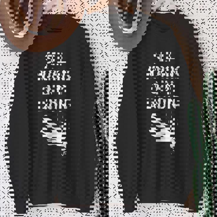 まだ着地作業中！おかしい頭部骨折の回復作業中 スウェットシャツ 年配の女性への贈り物