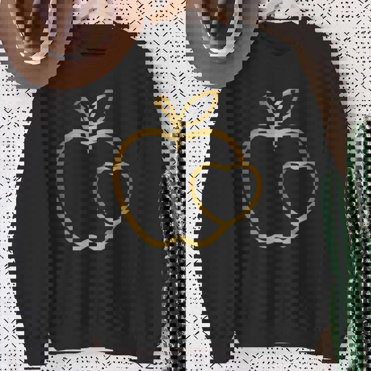 りんご ハート ラインアート かわいい シンプル デザイン 長袖tシャツ スウェットシャツ 年配の女性への贈り物