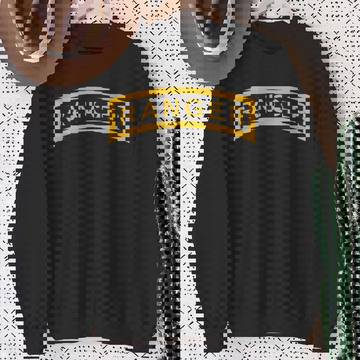 アメリカ陸軍レンジャーイエロータブ ヴィンテージ空挺兵士シャツ スウェットシャツ 年配の女性への贈り物