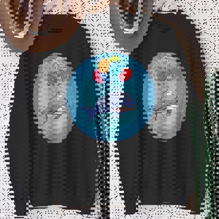 イルカと風船のコスチュームで一日を明るくしましょう。 スウェットシャツ 年配の女性への贈り物