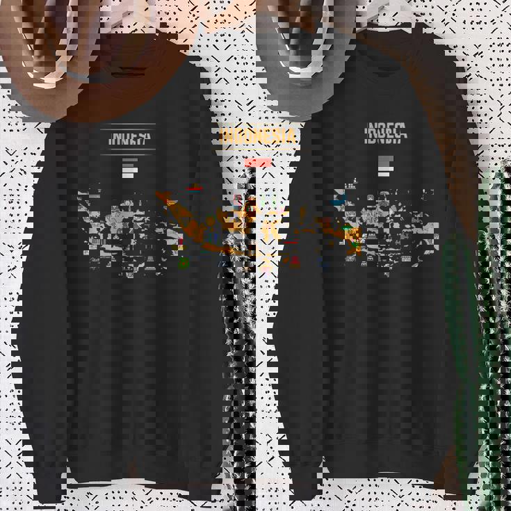 インドネシアの地図。 有名な国のランドマークのアイコン、伝統 スウェットシャツ 年配の女性への贈り物