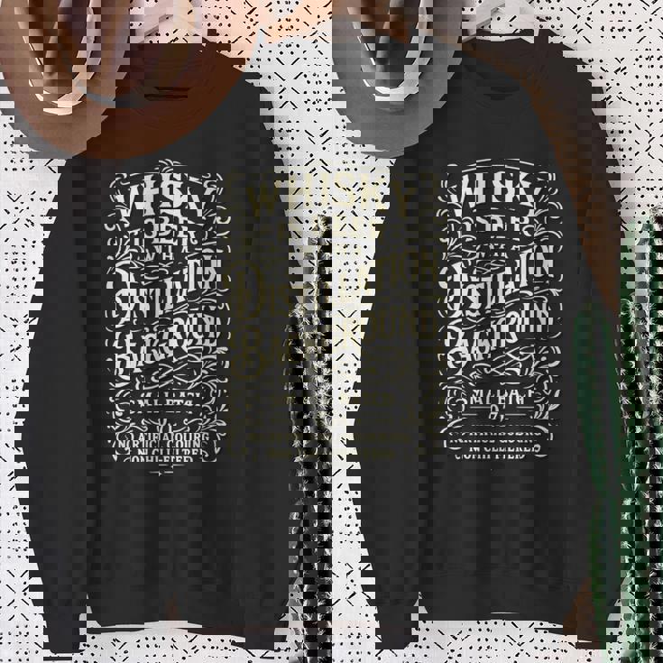 ウイスキーはスコッチと言う蒸留の背景を持つビール 長袖tシャツ スウェットシャツ 年配の女性への贈り物