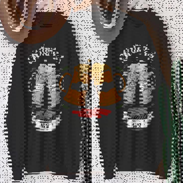 オクトーバーフェスト ビールとグリル ソーセージ スウェットシャツ 年配の女性への贈り物