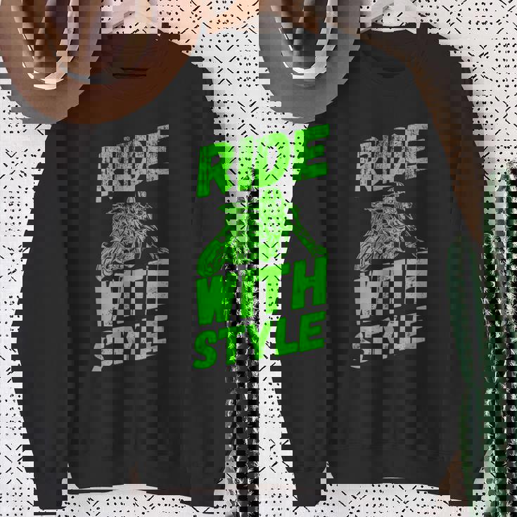 オートバイファンのためのスタイルヴィンテージ引用で乗る スウェットシャツ 年配の女性への贈り物