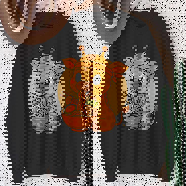 カワイイキリン食べるラーメングラフィック 日本のキリングラフィック スウェットシャツ 年配の女性への贈り物