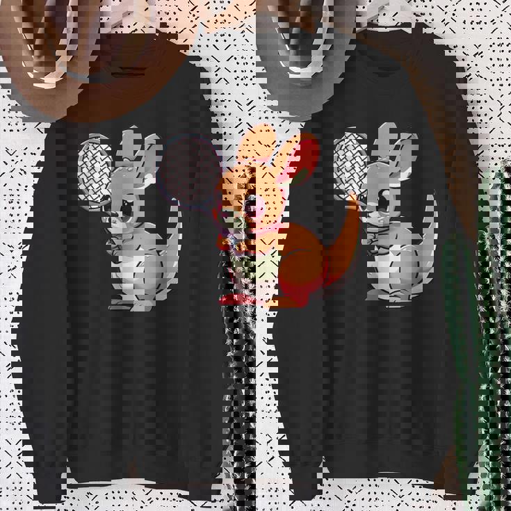 カンガルー かわいい ラケット スポーツ テニス プレイ 動物 キャラクター キュート スウェットシャツ 年配の女性への贈り物